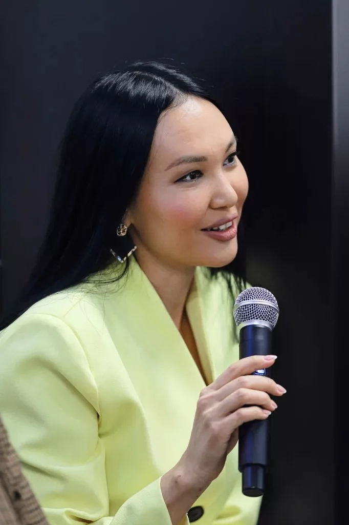 Участница выступает